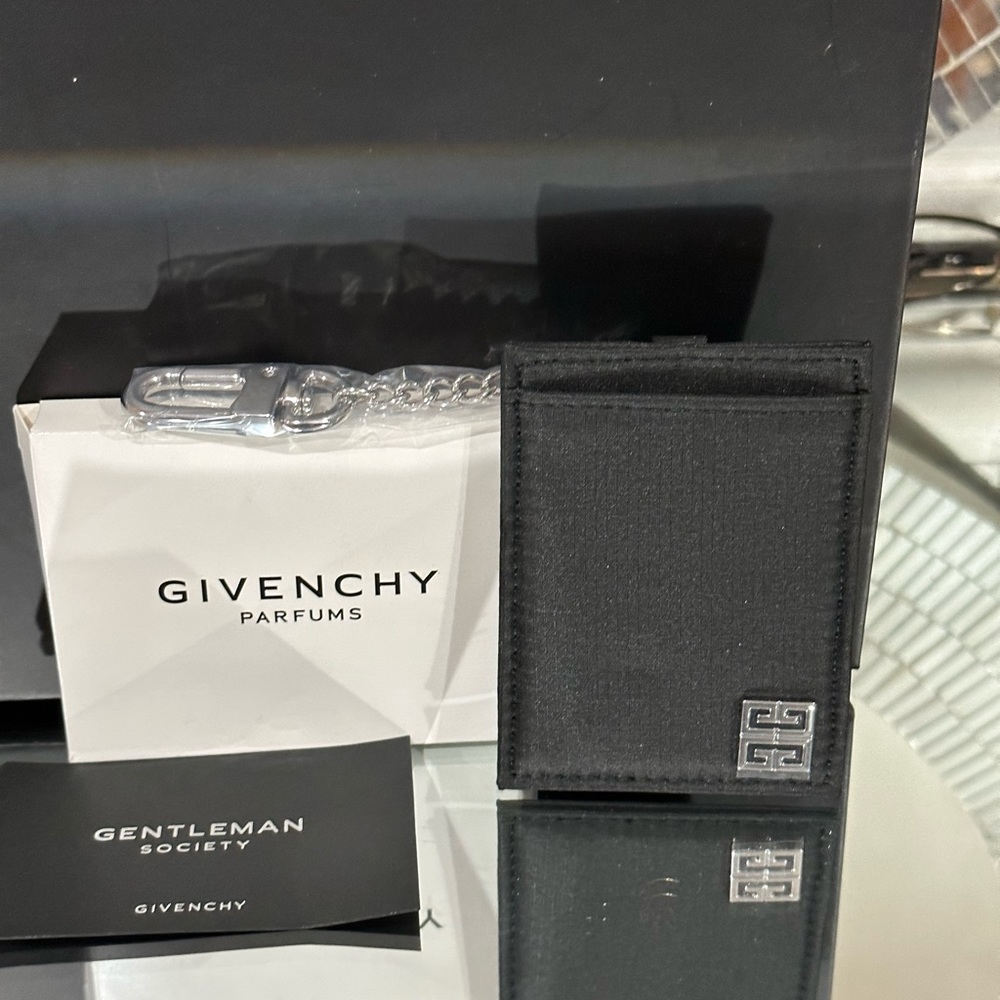 Givenchy - Picture 5 of 7